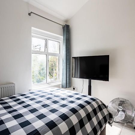 4 Bedroom House With Garden, Parking & 3 Mins Walking Distance From Train Station Λονδίνο Εξωτερικό φωτογραφία