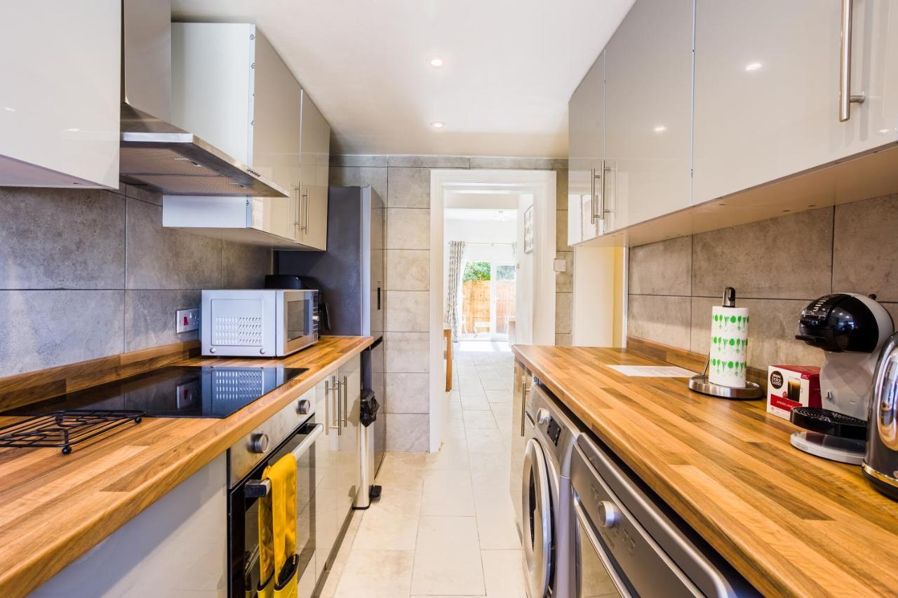 4 Bedroom House With Garden, Parking & 3 Mins Walking Distance From Train Station Λονδίνο Εξωτερικό φωτογραφία