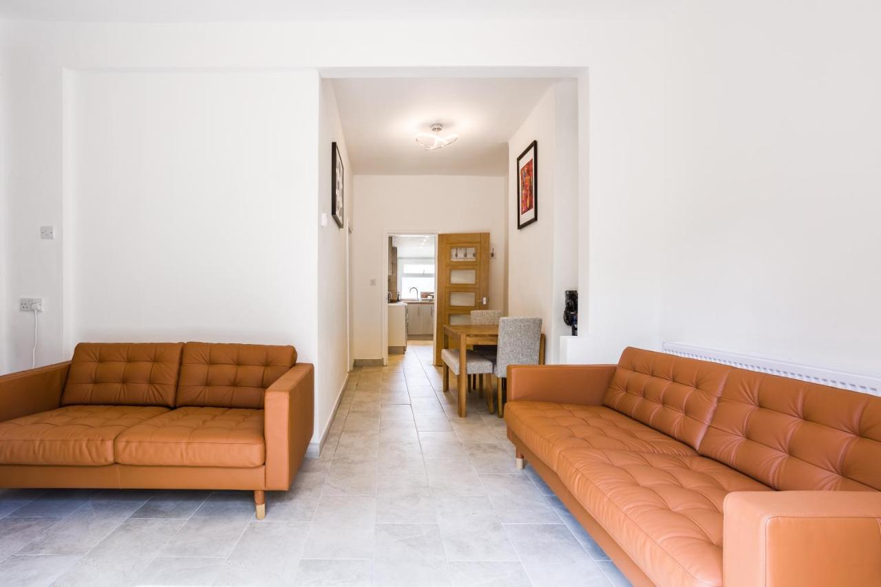 4 Bedroom House With Garden, Parking & 3 Mins Walking Distance From Train Station Λονδίνο Εξωτερικό φωτογραφία