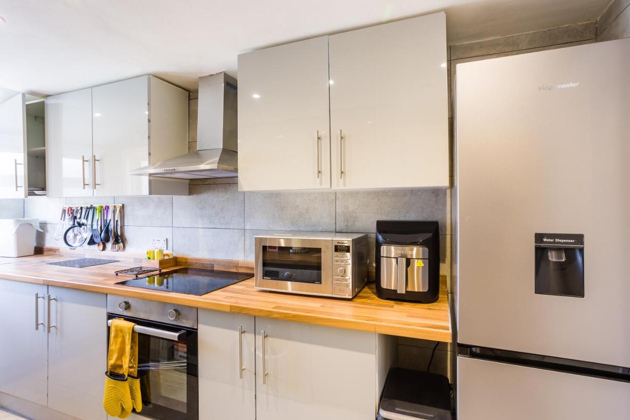 4 Bedroom House With Garden, Parking & 3 Mins Walking Distance From Train Station Λονδίνο Εξωτερικό φωτογραφία