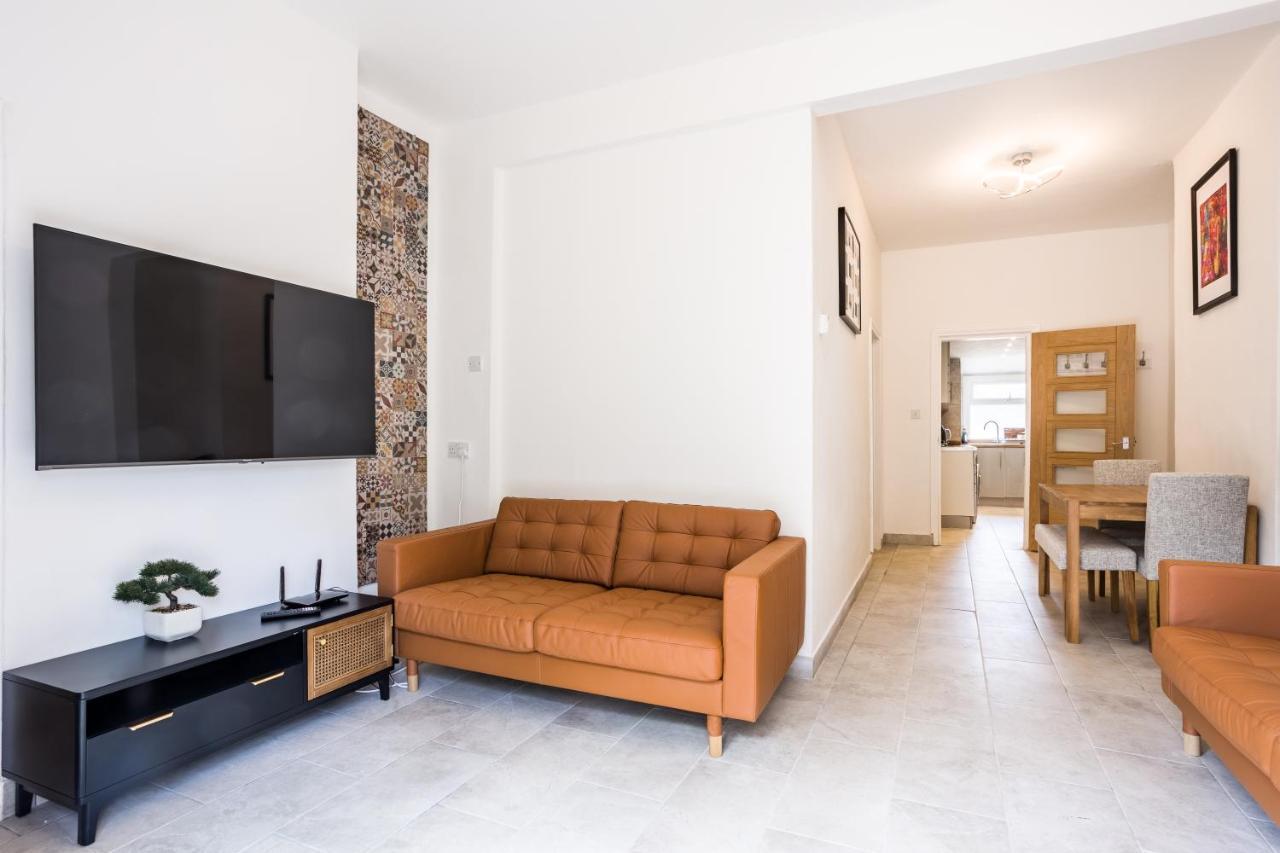 4 Bedroom House With Garden, Parking & 3 Mins Walking Distance From Train Station Λονδίνο Εξωτερικό φωτογραφία