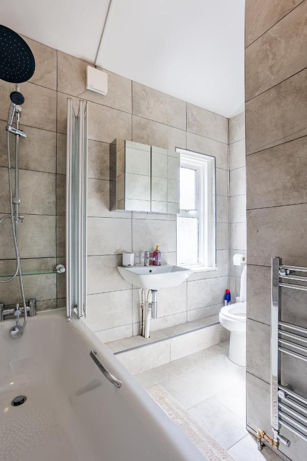 4 Bedroom House With Garden, Parking & 3 Mins Walking Distance From Train Station Λονδίνο Εξωτερικό φωτογραφία