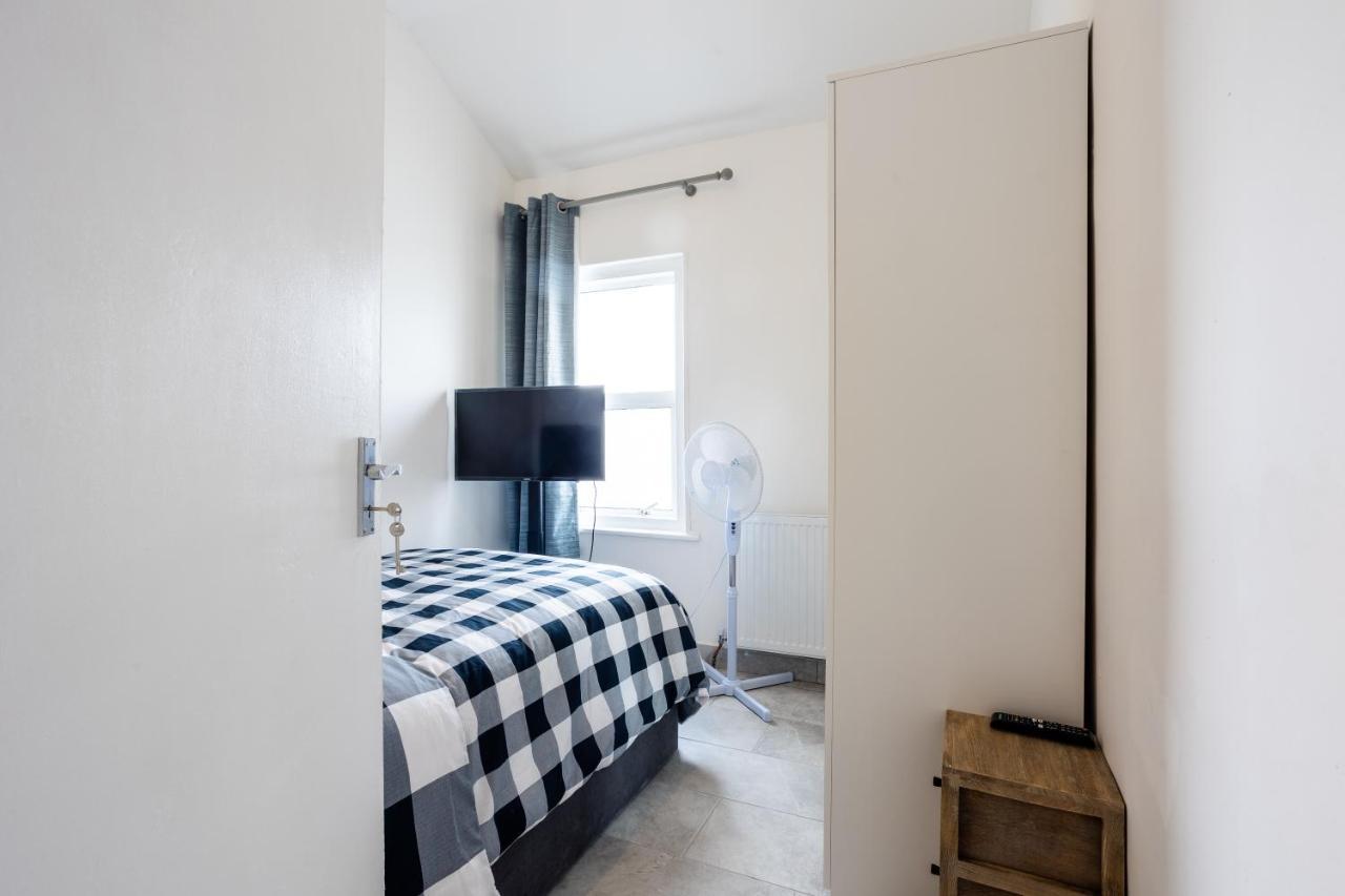 4 Bedroom House With Garden, Parking & 3 Mins Walking Distance From Train Station Λονδίνο Εξωτερικό φωτογραφία