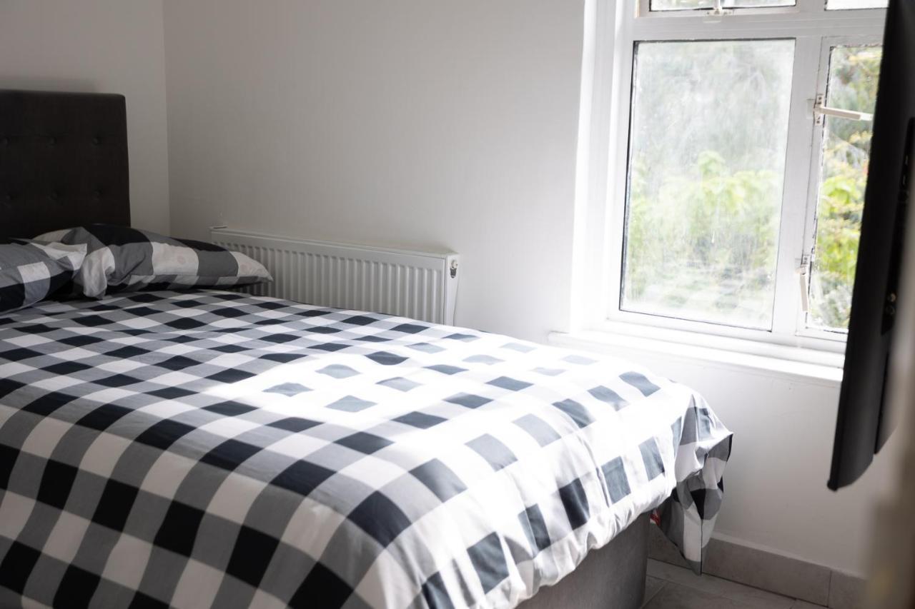 4 Bedroom House With Garden, Parking & 3 Mins Walking Distance From Train Station Λονδίνο Εξωτερικό φωτογραφία