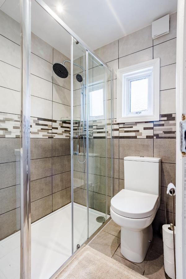 4 Bedroom House With Garden, Parking & 3 Mins Walking Distance From Train Station Λονδίνο Εξωτερικό φωτογραφία