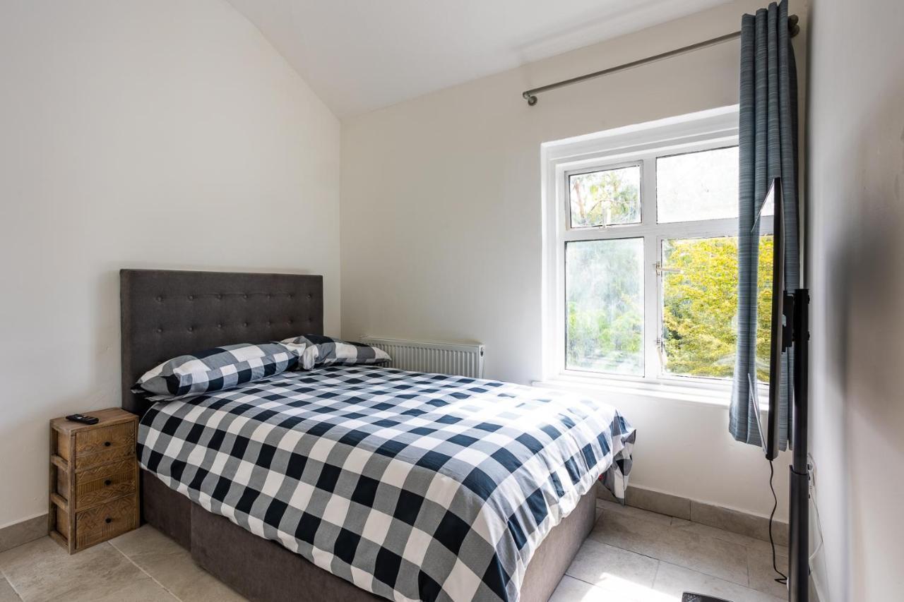 4 Bedroom House With Garden, Parking & 3 Mins Walking Distance From Train Station Λονδίνο Εξωτερικό φωτογραφία